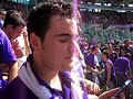 delirio nel settore ospiti riservato ai tifosi viola... la Fiorentina è in Champions League e condanna il Milan alla Uefa!!! Massimo (ì Beca), Carlo, Domenico (ì Tossico) e Daniele (ì Confa) partecipano ai cori anti-Berlusca e infamano Pietro, un loro amico milanista che li aveva presi in giro due domenica prima per il sorpasso dei rossoneri sulla Fiorentina a due giorate dal termine...