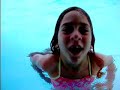 Valy cruza a la fuente