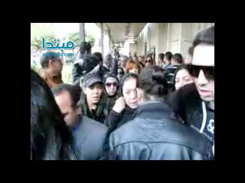 شوقى - دخلت الفنانة دليا البحيرى فى حالة هستيرية خلال جنازة طليقها حفيد الراحل فريد شوقى والتى شيعت ظهر اليوم.