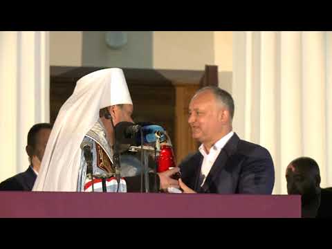 Șeful statului a întîmpinat Focul Haric la Catedrala Mitropolitană