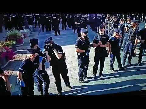 Jak pić wodę gdy policjanci mają nakaz noszenia maseczki?