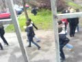 Baba bere cvece uz psihodeliu u hemijskoj