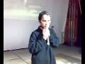 il presidente michele lisi durante la sua esibizione canora.
fondi 06 gennaio 2009. la canzone gli ha fatto vincere il primo premio del karaoke di natale sotto il capanno 2009 comune di fondi, in palio una bicicletta.
