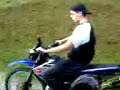 Das ist Klausi seine Derbi Senda Xtreme R mit einem Tecnigas E-Nox und einer 12:71er Übersetzung. Der erste Fahrer bin ich, danach muss Klausi sein Moped unbedingt ausprobieren.