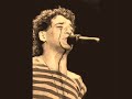 Miguel Abuelo Et Nada, la banda formada en Francia por este sensacional músico, poeta y trovador Argentino, que fue Miguelito Abuelo (1946-1988). Luego de formar en 1967 los 1° Abuelos de la Nada, y de editar como solista un par de singles, Miguel Abuelo deja Buenos Aires y emprende en 1971 y al mejor estilo Hippie, un viaje por el mundo sin destino, solo viviendo de su música y de trabajos esporádicos en Europa. Londres, París, Madrid, Ibiza fueron sus principales moradas por algunos años. En 1974 forma Miguel Abuelo Et Nada junto con: Diego Rodríguez en batería; Juan Dalera en quena; Carlos Beyris en violoncello; Pinfo Garrigo en bajo, Daniel Sbarra en 1° guitarra, obviamente su lider era Miguel Abuelo en voz y guitarra rítmica. También colaboraron en la grabación del LP algunos músicos invitados como Luis Montero en batería; Gustavo Kerestesachi en mini moog; Teca y Verónica en coros y Edgardo Cantor en efectos electrónicos. El productor del disco fue el Frances Moshe Naim.En cuanto al LP en sí es una Obra Maestra del Rock Sinfónico, mezclado con Rock Pesado, Psicodelia, y Poesía, una cosa muy rara para el Rock Argentino de entonces, pero se nota que Miguel y Daniel absorvieron durante esos años en Europa todo lo nuevo que habia en la música y lo unieron en un solo disco. Este LP nunca fue editado en argentina y es hoy una pieza de colección muy buscada. Lamentablemente no hay material filmico de esta banda, solo algunas fotos por aquí y por allí con las cuales arme el clip sobr el tema 