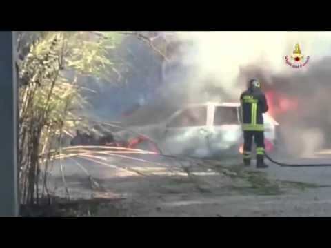 Incendio distrugge 4 auto nel parcheggio delle piscine di San Miniato