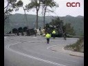 Castellolí (Anoia).- Un camió que carregava metà líquid ha bolcat aquest dimecres a la tarda al quilòmetre 564 de la carretera N-IIz, a Castellolí, motiu pel qual el Centre de Coordinació Operativa de Catalunya (CECAT) ha activat, a les cinc, la fase d'alerta del Pla d'Emergències per Accidents en el Transport de Mercaderies Perilloses per Carretera i Ferrocarril (Transcat). L'accident s'ha produït en un vial de desviament per als camions que porten mercaderia perillosa, que està situat abans de l'entrada del túnel del Bruc. Segons han informat els Bombers de la Generalitat, hi ha hagut una fuita de gas que s'ha escampat a l'aire i un vessament del combustible del camió.