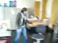 In de les verveling, draaiend op de stoel