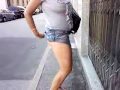 ecco come una mia amica svampita si è concessa di mettersi le mutandine in centro città.