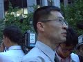 [노컷]미국산 쇠고기 수입에 반대하는 시민 수천여명이 서울 청계천 광장에 모여 '쇠고기 수입 즉각 중단'과 '이명박 대통령 탄핵'을 요구해 향후 정국에 상당한 파장이 일 전망이다. 2일 오후 청계천 광장에는 온라인을 통해 알려진 '미국산 쇠고기 수입 반대 촛불 문화제'에 참석하기 해 수천명의 시민들로 일찍부터 북적였다. 청계천이 시작되는 소라기둥 앞부터 끝이 안보일 도로 발디딜 틈이 없이 광장을 가득 메운 시민들은 날이 어두워지자 수천개의 촛불을 밝히며 