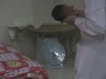 Maxi nimmt seine erste Dusche im Babyhotel an seinem 2. Samstag.
