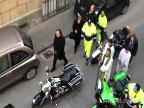 Napoli - Scopri come evitare questo delirio! http://www.folliaacarditotheviral.com/ Check how to avoid all this mess! Potrebbe sembrare una scena di un film comico, m...