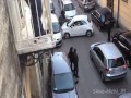 Неаполитанец застрял на узкой улице за рулем Fiat 500