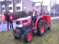 videos de Wethouder plant bloembollen voor fleurige entrees