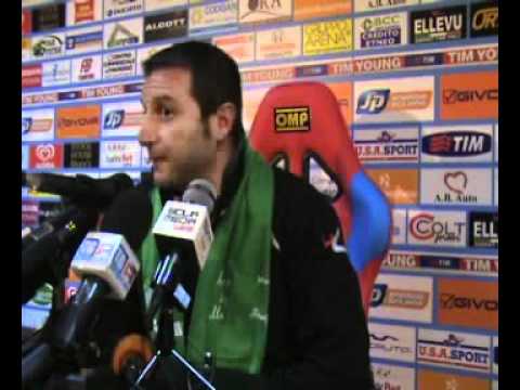 Mangia in conferenza stampa