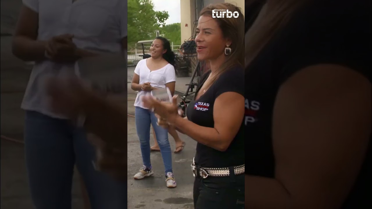 Pai celebra com as filhas o presente: mini caminhão realista