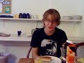 niels eet ontbijt