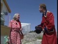 Kastet i kring over hele landet via fargefjernsyn alà TV Norge, sommeren 2003. Sossen Krohg viser fram sitt sommerparadis, og kjører ekstrem-rullestol på brygga.