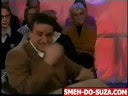 Italijanski voditelj se smeje u emisiji