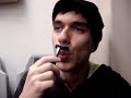 Bozo fazendo a barba no trem