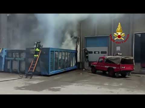 Container in fiamme nel Fiorentino