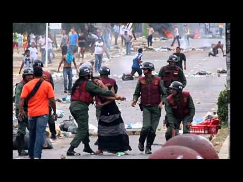 Imágenes de represión en Valencia: Guardia nacional pega con fusiles y golpea a mujer con un casco