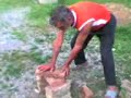 Un betiv sparge caramizi