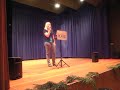 Nina V. singt 