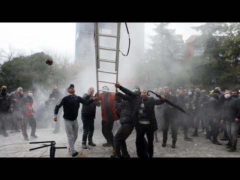 Chaos im Land - Albanien: Zentrale der größten Oppositionspartei gestürmt