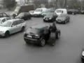 Jurk vast aan auto Jurk vast aan auto