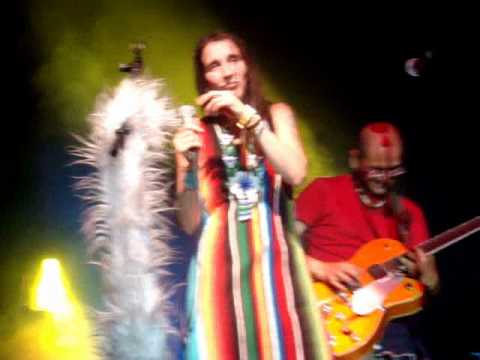 Fanáticos enseñan lo mejor del concierto de Aterciopelados en Lima