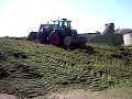 Fendt 930 Vario walzt den Grassilo