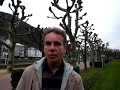 www.iocob.nl Stichting IOCOB wil duidelijkheid scheppen in complementaire en alternatieve behandelwijzen. Hiervoor heeft IOCOB een stoplichtsysteem ontwikkeld. Als bij een therapie een rood stoplicht staat, betekent het dat deze therapie onbetrouwbaar is. Een groen stoplicht betekent dat de therapie veilig, betrouwbaar en gesteund wordt door goed wetenschappelijk onderzoek. Kwaliteitsindicator voor Complementaire Behandelwijzen  Er zijn in Nederland beoefenaren van vele honderden verschillende niet-reguliere of complementaire behandelwijzen (alternatieve geneeskunde). De stromingen variëren van traditionele niet-westerse geneeswijzen zoals acupunctuur, Ayurveda, Tibetaanse geneeskunde, Winti e.d. tot het aanbevelen van uiteenlopende voedselsupplementen en diëten. Het is voor de geïnteresseerde consument vrijwel onmogelijk om het kaf van het koren te scheiden. IOCOB ontwikkelt daarom momenteel een kwaliteitsindicator (een soort keurmerk) voor complementaire behandelwijzen. Dit is een indicator die aangeeft hoe betrouwbaar zo'n behandelwijze is. Deze indicator is bedoeld om de patiënt te helpen met het maken van een verantwoorde keuze. En om artsen te helpen bij aanbevelingen. We onderscheiden momenteel vijf categorieën:  Volledig onbetrouwbaar: er bestaat geen enkel bewijs van de werkzaamheid en de veiligheid voor de behandeling, de theorie die de behandelwijze ondersteunt is onbegrijpelijk, de stroming hangt meestal samen met een soort 'guru', de termen die gehanteerd worden wekken de indruk van wetenschappelijkheid, maar zijn holle frasen. In Pubmed zijn geen evaluatie studies te vinden. Literatuur bestaat vrijwel altijd uitsluitend in het grijze circuit en op het internet. Klasse V krijgt van IOCOB een rood stoplicht. Voorbeeld: Tachyon behandelingen, Rathega systeem, Radionica, Rife en Hulda Clark behandeling van kanker.   Zeer twijfelachtig: er bestaat geen bewijs voor de werkzaamheid en de veiligheid, de theorie achter de behandeling is exotisch, maar kan een kern van waarheid hebben. Er kunnen indicaties zijn dat de behandeling veilig is. De klasse IV stromingen krijgen van IOCOB een rood-oranje stoplicht. Voorbeeld: alle vormen van bioresonantie, EM-X therapie, zilverkaars bij postmenopauzale klachten, biofotonen therapie.   Twijfelachtig: er is enig bewijs voor de veiligheid en de werkzaamheid, maar onvoldoende om de behandeling geheel te steunen. De theorievorming is consistent. De klasse III stromingen krijgen van IOCOB een oranje stoplicht. Voorbeeld: bepaalde vormen van orthomoleculaire behandelingen.   Mogelijk zinvol: er bestaat bewijs voor veiligheid en er zijn duidelijke aanwijzingen voor werkzaamheid, de theorie achter de behandeling is consistent en de werking van de behandeling is invoelbaar zinvol. De klasse II stromingen krijgen van IOCOB een oranje-groen stoplicht. Voorbeeld: glucosamine bij artrose en L-acetylcarnitine bij vermoeidheid.   Zinvol: de eerste klasse, klasse I stromingen zijn betrouwbaar en er is voldoende wetenschappelijk onderzoek verricht, om de stroming veilig en effectief te noemen. Voorbeelden: manuele therapie bij chronische nekklachten en acupunctuur bij migraine, misselijkheid en osteoartrose van de knie. Voor afzonderlijke interventies en preparaten geven we een groen stoplicht als er tenminste twee methodologisch goede studies de effectiviteit en de veiligheid demonstreerden. Mogelijk of vermoedelijk zinvol maar moeilijk empirisch bewijsbaar volgens het klassieke model van de RCT (randomised clinical trial) zijn vrijwel alle lichaamsgerichte therapieën. Hieronder vallen o.a. Cesar en Alexander therapie, neo-Reichiaanse therapie, Primal Scream therapie, rebirthing, hypnotherapie, rebalancing, diverse massage technieken e.d.. Deze stromingen krijgen van IOCOB geen stoplicht. De consument moet aan den lijve ervaren hoe zinvol een dergelijke behandeling is. Bij het verder uitwerken van deze indeling zal door de Stichting IOCOB gelet worden op diverse aspecten, waaronder: Bewijs voor werkzaamheid of onwerzaamheid Bewijs voor veiligheid Consistentie van de theorie die de behandelingsvorm ondersteunt Aanwezigheid van betrouwbare beroepsvereniging, met scholing, nascholing, en accreditatie Aanwezigheid van betrouwbare en geloofwaardige informatie voor de patiënt Kosteneffectiviteit en patiënten tevredenheid Samenwerking met reguliere geneeskunde Deze rubricering zal samen met de keuzewijzer (zie b.v. pagina 14 van MENSEN, 2004) die IOCOB ontwikkelt, duidelijkheid kunnen schaffen voor de kwaliteit van een bepaalde complementaire behandelwijze en behandelaar. Patiënten kunnen dan beter geïnformeerd een keuze maken. Inmiddels is op het congres Fusion 2007 van de KNMG de classificatie van IOCOB geintroduceerd. De classificatie kan ook op de site van Fusion gevonden worden. Tevens werd in Groningen op het congres voor integrale psychiatrie deze classificatie besproken.