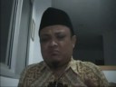 PEDOFILIA SEORANG KIYAI PUJI, DIA MENTONTONKAN HAL-HAL YANG BERBAU KEKERASAN DAN TIDAK SENONOH DAN JAUH DARI SIFAT ISLAMI.Bismillah,Sebagaimana diketahui bersama, baru-baru ini kita dikejutkan dengan berita seorang kiai (berusia 40 tahun lebih) yang menikahi seorang ANAK perempuan berusia 11 tahun (di beberapa sumber disebutkan berumur 12 tahun). Sang kiai juga kemudian menikahi beberapa ANAK yang berusia lebih muda.Sang kiai mengatakan bahwa tindakannya ini diperbolehkan oleh agama (Islam) bla bla bladan ada contoh dari Rasululloh SAW yg menikahi Aisyah yg berumur 7 tahun bla bla blaPertanyaannya, apakah benar Islam (notabene Rasululloh SAW) mengajarkan hal seperti itu? Baiklah, mari kita lihat dan tinjau sejenak tentang isu (hoax?) Rasululloh SAW menikahi Aisyah dalam usia 7 tahun tersebut. Isu bahwa Rosulullah menikahi Aisyah pada usia  7 tahun itu SERINGKALI dijadikan senjata oleh para orientalis dan musuh-musuh Islam, dengan menyatakan bahwa Rasululloh SAW adalah seorang (masya ALLOH) pedofilia (penyuka anak-anak kecil) bla bla blaHanya saja, kita  tidak bisa memberikan argumen yg tepat untuk membantah hal-hal tersebut,  Tetapi cobalah simak Riwayat Pernikahan St Aisyah RA. Riwayat pernikahan Ummul Muminiyn (Ibu para Muminin) Sitti Aisyah Radhiaya Lla-hu Anhaa yang perlu diluruskan. Seperti diketahui dalam riwayat yang umum dituliskan di buku-buku dan diajarkan di madrasah, maupun di sekolah umum St Aisyah RA dinikahkan pada umur 6 tahun dan baru umur 9 tahun serumah dengan Nabi Muhammad SAW. Riwayat inilah yang perlu diluruskan.Hadits mengenai umur St Aisyah RA tatkala dinikahkan adalah problematis, alias dhaif. Beberapa riwayat yang termaktub dalam buku-buku Hadits berasal hanya satu-satunya dari Hisyam ibn Urwah yang didengarnya sendiri dari ayahnya.Mengherankan mengapa Hisyam saja satu-satunya yang pernah menyuarakan tentang umur pernikahan St Aisyah RA tersebut. Bahkan tidak oleh Abu Hurairah ataupun Malik ibn Anas.Itupun baru diutarkan Hisyam tatkala telah bermukim di Iraq. Hisyam pindah bermukim ke negeri itu dalam umur 71 tahun.Mengenai Hisyam ini Yaqub ibn Syaibah berkata: Yang dituturkan oleh Hisyam sangat terpecaya, kecuali yang disebutkannya tatkala ia sudah pindah ke Iraq.Syaibah menambahkan, bahwa Malik ibn Anas menolak penuturan Hisyam yang dilaporkan oleh penduduk Iraq (Tahzib alTahzib, Ibn Hajar alAsqalani, Dar Ihya alTurath alIslami, jilid II, hal.50).Termaktub pula dalam buku tentang sketsa kehidupan para perawi Hadits, bahwa tatkala Hisyam berusia lanjut ingatannya sangat menurun (alMaktabah alAthriyyah, Jilid 4, hal.301).Alhasil, riwayat umur pernikahan St Aisyah RA yang bersumber dari Hisyam ibn Urwah, tertolak.Untuk selanjutnya terlebih dahulu dapat dikemukakan peristiwa secara khronologis:- pre 610 Miladiyah (M): zaman Jahiliyah- 610 M: Permulaan wahyu turun- 610 M: Abu Bakr RA masuk Islam- 613 M: Nabi Muhammad SAW mulai menyiarkan Islam secara terbuka- 615 M: Ummat Islam Hijrah I ke Habasyah- 616 M: Umar bin al Khattab masuk Islam- 620 M: St Aisyah RA dinikahkan- 622 M: Hijrah ke Madinah- 623/624 M: St Aisyah serumah sebagai suami isteri dengan Nabi Muhammad SAWMenurut Tabari: Keempat anak Abu Bakr RA dilahirkan oleh isterinya pada zaman Jahiliyah, artinya pre-610 M. (Tarikh alMamluk, alTabari, Jilid 4, hal.50). Tabari meninggal 922 M.Jika St Aisyah dinikahkan dalam umur 6 tahun berarti St Aisyah lahir tahun 613 M. Padahal manurut Tabari semua keempat anak Abu Bakr RA lahir pada zaman Jahiliyah, yaitu pada tahun sebelum 610 M. Alhasil berdasar atas Tabari, St Aisyah RA tidak dilahirkan 613 M melainkan sebelum 610.Jadi kalau St Aisyah RA dinikahkan sebelum 620 M, maka beliau dinikahkan pada umur di atas 10 tahun dan hidup sebagai suami isteri dengan Nabi Muhammad SAW dalam umur di atas 13 tahun.Jadi kalau di atas 13 tahun, dalam umur berapa? Untuk itu marilah kita menengok kepada kakak perempuan St Aisyah RA, yaitu Asmah.Menurut Abd alRahman ibn abi Zannad: Asmah 10 tahun lebih tua dari St Aisyah RA (alZahabi, Muassasah alRisalah, Jilid 2, hal.289).Menurut Ibn Hajar alAsqalani: Asmah hidup hingga usia 100 tahun dan meninggal tahun 73 atau 74 Hijriyah (Taqrib al Tahzib, Al-Asqalani, hal.654).Alhasil, apabila Asmah meninggal dalam usia 100 tahun dan meninggal dalam tahun 73 atau 74 Hijriyah, maka Asma berumur 27 atau 28 tahun pada waktu Hijrah, sehingga St Aisyah berumur (27 atau 28) - 10 = 17 atau 18 tahun pada waktu Hijrah, dan itu berarti St Aisyah mulai hidup berumah tangga dengan Nabi Muhammad SAW pada waktu berumur 19 atau 20 tahun. WaLlahu alamu bishshawab. Semoga penyampaian ini dapat menjadi  pencerahan yang  bisa menyejukkan kaum muslim. Aamiin A AINUT TIJAR KEMBARAN HIDAYAT NURWAHID KETUA MPR RI DALAM REPUBLIK MIMPI 09/14.