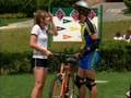 Teo aprende a andar bicicleta, todas se burlan