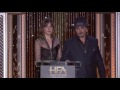 dakota johnson y johnny depp presentando los hollywood film awards