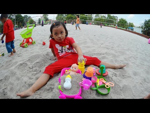 ❤ Permainan anak anak ❤ Anak perempuan bermain pasir 😍 Masak Masakan di Lapangan Voli Pantai