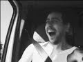 �Que hace Nail cuando va en coche?