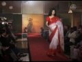 Las modelos ostentaron sus vestidos por la pasarela del show en la ciudad hindú de Shillong. El desfile comenzó el pasado lunes como parte de la Semana de la Moda de Tejidos Manuales, un evento de modas organizado por el Departamento Textil del estado. Los desfiles fueron organizados bajo el título La Sinfonía de los Tejidos el Ensamble de los Telares Manuales. Se mostraron ochenta prendas de vestir. Los diseñadores dicen que el desfile tiene como objetivo hacer que este estilo se vuelva popular entre los jóvenes. [Meghna Rai Medhi, Diseñadora de modas]: Este es un esfuerzo para hacer que los tejidos manuales se vuelvan populares, hacerlos usables para las generaciones más jóvenes. Básicamente estamos creando conciencia sobre los telares manuales y también sobre los tejedores. [Vikram Rai Medhi, Director del Instituto de Tecnología de la Moda]: Al mismo tiempo nos gustaría promover los tejidos hechos en telares manuales en el país Si los jóvenes de Shillong se entusiasman con vestir las prendas hechas en telares manuales, otros jóvenes de otras partes del país podrían seguirlos. El sector de tejidos manuales es el segundo generador de empleos del país y provee trabajo a más de seis millones de personas.