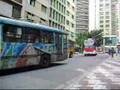 Trólebus andando com energia desligada