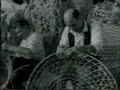 il filmato presenta immagini di repertorio della sardegna degli anni '30 e '50, tratte dall'archivio storico dell'istituto luce. il documento propone uno spaccato della vita quotidiana e festiva della sardegna della prima met� del xx secolo, gli antichi mestieri, le feste e le cerimonie. la colonna sonora, composta appositamente per sonos 'e memoria, si propone come rielaborazione delle forme musicali pi� caratteristiche della tradizione sarda.

autore: cabiddu gianfranco
regia: cabiddu gianfranco
musiche: cabiddu carlo (violoncello), di castri furio (contrabbasso), fresu paolo (direzione musicale), fresu paolo (tromba), lai luigi (launeddas), ledda elena (voce), palmas mauro (mandola), puddu susanna (organizzazione musicale), salis antonello (fisarmonica), sanesi federico (percussioni)