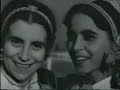 il filmato presenta immagini di repertorio della sardegna degli anni '30 e '50, tratte dall'archivio storico dell'istituto luce. il documento propone uno spaccato della vita quotidiana e festiva della sardegna della prima met� del xx secolo, gli antichi mestieri, le feste e le cerimonie. la colonna sonora, composta appositamente per sonos 'e memoria, si propone come rielaborazione delle forme musicali pi� caratteristiche della tradizione sarda.

autore: cabiddu gianfranco
regia: cabiddu gianfranco
musiche: cabiddu carlo (violoncello), di castri furio (contrabbasso), fresu paolo (direzione musicale), fresu paolo (tromba), lai luigi (launeddas), ledda elena (voce), palmas mauro (mandola), puddu susanna (organizzazione musicale), salis antonello (fisarmonica), sanesi federico (percussioni)