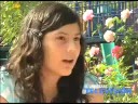 Keren, una niña con un bichito azul