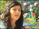 Keren, una niña con un bichito azul
