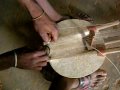 西アフリカ弦楽器コラの制作風景