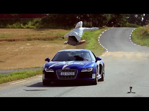 Salta un Audi R8 en movimiento