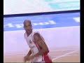 Delonte Holland va in palleggio, poi fa perdere le proprie tracce a due avversari. Il terzo lo supera con una schiacciata incredibile a una mano partendo da circa tre metri di distanza. Non per nulla Holland è uno dei giocatori più forti di tutta la Serie A... Whirlpool Varese 78-71 Bipop Carire Reggio Emilia. Seconda miglior azione della 23a giornata secondo la Top 10 LegaBasket.