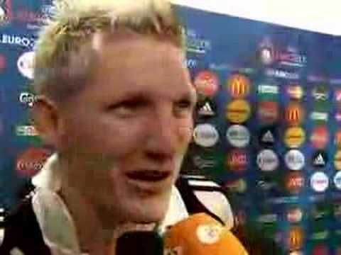 Pobre Schweinsteiger...LOL!!!!!!!!!!! XD