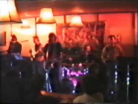 irwin - Irwin Goodman keikalla ja backstagella Ykän pubissa Oulussa 13.11.1989. Picnic Band säestää.