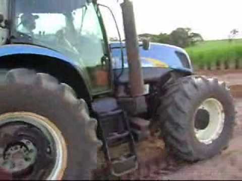 T7060 - Trator New Holland T7060 cabinado 6 cilindro turbo intercooler com sistema camon rail potencia de 223cv, trabalhando com sulsolador tatu de 7 haste na fazend...
